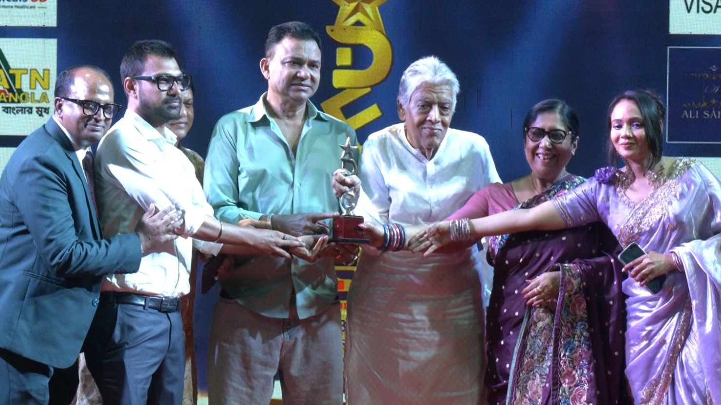 সাংবাদিকতায় অবদানে বেস্ট এন্টারপ্রেনার অ্যাওয়ার্ড পেলেন দেশ টিভির অনিক
